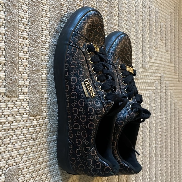 Men’s Guess Shoes - Picture 2 of 3